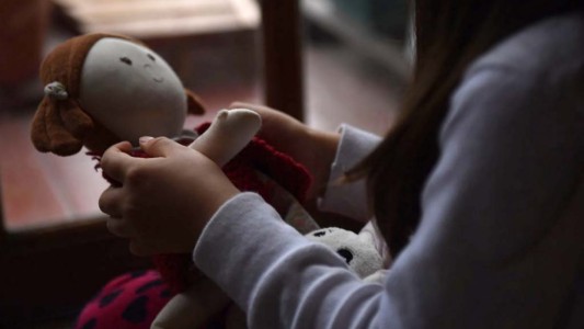 El director de una escuela primaria denunció que una alumna era abusada por su padrastro