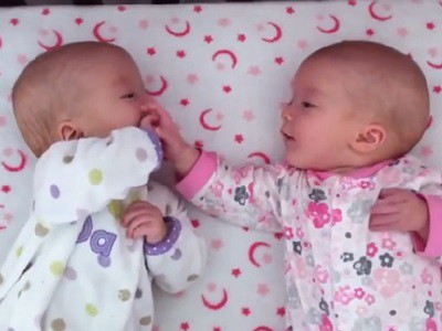 #EsViral La profunda conversación entre dos gemelas idénticas