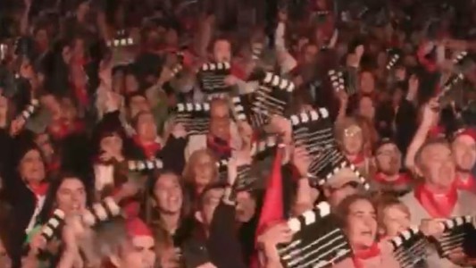 Más de 2 mil personas marcaron un nuevo Récord Guinness: golpearon una claqueta de cine al mismo tiempo