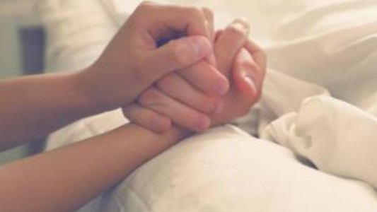 Vecinos denunciaron olores nauseabundos: descubrieron a una mujer conviviendo con el cadáver de su madre