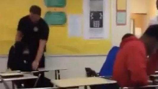 Estados Unidos: brutal agresión de un policía a una joven negra en plena clase