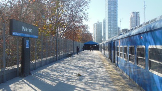 Apuñalan a un hombre en la estación Palermo del ferrocarril y se investiga la causa del ataque