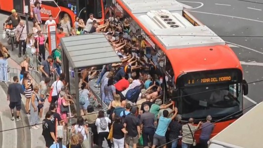 Rescate a la vasca: empujaron y levantaron un colectivo para salvar a un hombre - #FlashChat