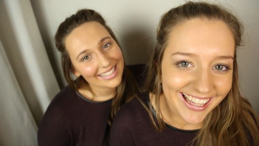 Viajó a Alemania para estudiar y encontró a su "gemela perdida"