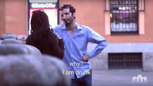 Video experimento: qué hacen los hombres cuando ven a una mujer borracha