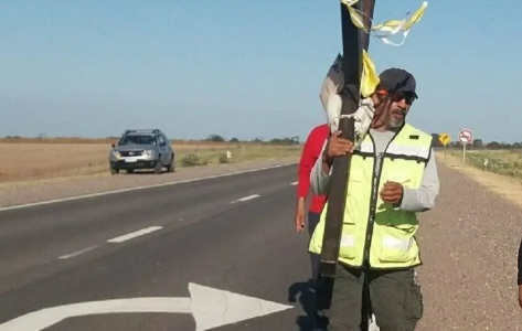 Video: quién es el peregrino que carga una cruz en sus hombros caminando de Tucumán a Salta