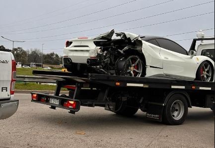 Una Ferrari chocó en la colectora de Panamericana