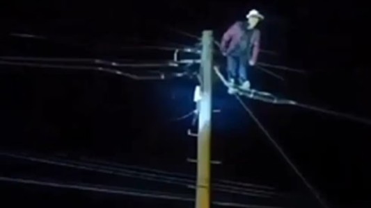 Video: Estaba robando cables y se negaba a bajar del poste