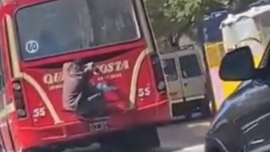 Locura en el centro porteño: un hombre viajó trepado a un colectivo