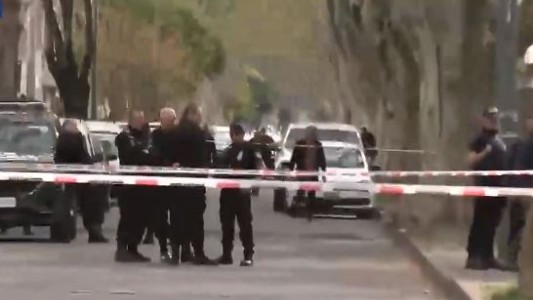 Conmoción en Rosario: acribillaron a un policía en la puerta de la Agencia de Investigación Criminal