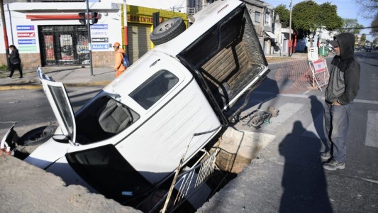 Una camioneta se incrustó en un pozo en Rosario