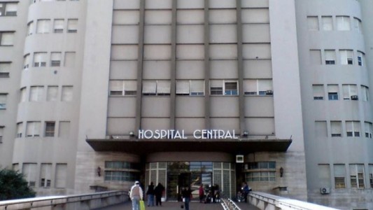 Murió la mujer que fue al hospital a hacerse un fondo de ojo y cayó por el hueco del ascensor