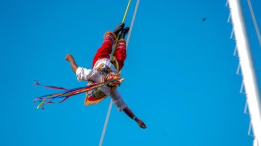 Bailarines de Papantla: el baile tradicional y extremo de México - #FlashChat