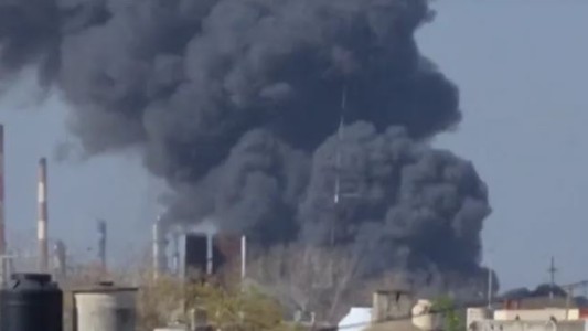 Se incendió un depósito de colectivos y hubo que evacuar a vecinos en la costa de Avellaneda