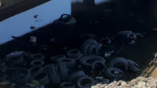 Denunciaron la presencia de una gran cantidad de neumáticos quemándose en un río salteño