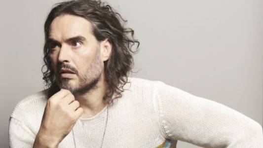 El actor y humorista Russell Brand fue acusado de violación por cuatro mujeres