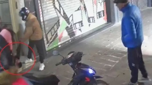 Video: Intentó robar en un edificio céntrico de La Plata y los vecinos casi lo linchan