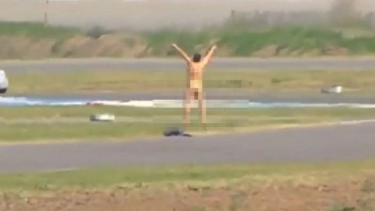 Insólito: un hombre se desnudó en medio de la pista en una carrera en Rafaela