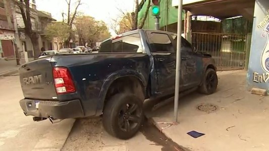Roban un auto, escapan cuatro kilómetros, chocan tres vehículos y hieren a dos personas en la huida
