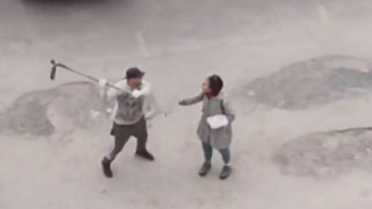 La Plata: Un hombre se peleó con una mujer por la poda de un árbol y le quebró el brazo