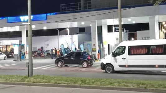 Rosario: Balearon una estación de servicio cuando salían 40 alumnos de viaje de estudios