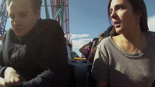 Un hombre terminó con su novia en plena montaña rusa