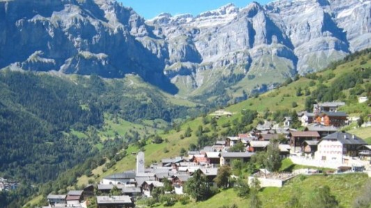 Vivir en Suiza: una pequeña aldea de montaña paga 70 mil euros para radicarse allí