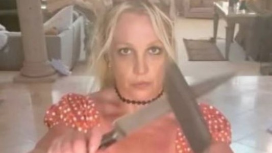Preocupante video de Britney Spears bailando con cuchillos