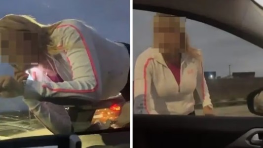 Locura en Córdoba: persiguió a un grupo de jóvenes y se trepó al capot de su auto