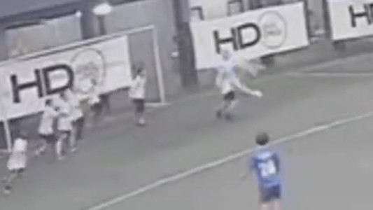 La chilena de Luis Suárez en el cumpleaños de su hijo