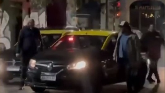 Piñas, insultos y una mala maniobra: la discusión entre dos taxistas que terminó en una batalla callejera