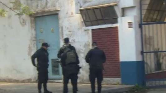 Un efectivo de la Policía Federal se atrincheró en una dependencia de Barracas