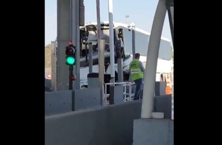 Un herido al chocar un micro contra una cabina de peaje en la autopista Perito Moreno