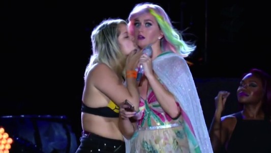 Una fanática de Katy Perry demasiado "amorosa" incomodó a la cantante en Rock in Rio