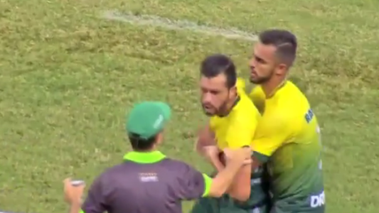 Video: el DT lo reemplazó y quiso pegarle en pleno partido