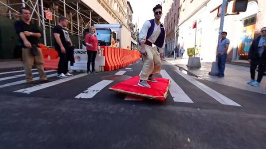 Halloween: apareció Aladdin "volando" sobre su alfombra mágica