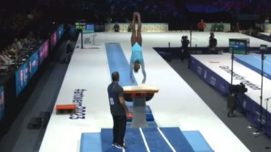 Impactante regreso de Simone Biles: primera mujer en lograr un difícil salto en una competición internacional