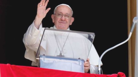El Papa abre la posibilidad limitada de bendecir parejas del mismo sexo