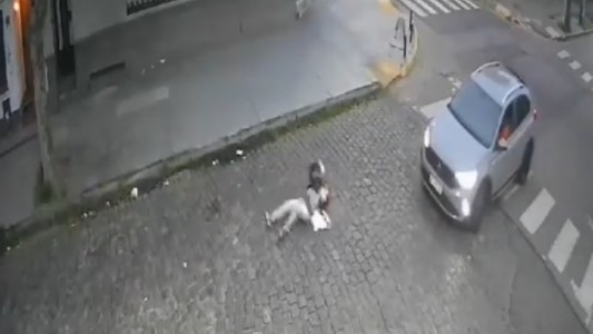 Buscan a un automovilista que atropelló a una mujer y la abandonó