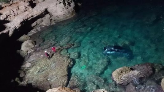 España: un auto "voló" al mar por un acantilado y se abrió una causa por homicidio