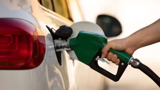 Suba de precio mayorista y demora en importaciones, el detrás de la falta de combustible