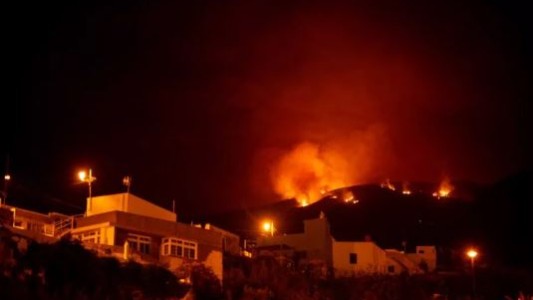 Evacúan a 3.000 personas por un incendio forestal en isla española de Tenerife