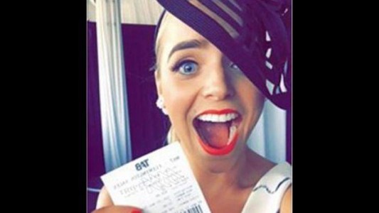 Perdió un premio por publicar una "selfie" con el billete ganador