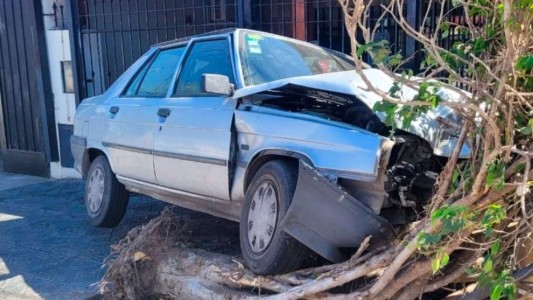 Asaltó a una mujer, le robó el auto, se la llevó cautiva y chocó: la víctima está grave