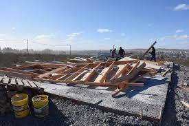 Indemnizarán a una clienta a quien se le voló la casa prefabricada