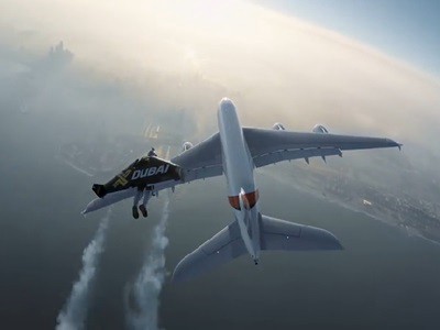 #EsViral: Hombres-pájaro volando junto a un avión comercial