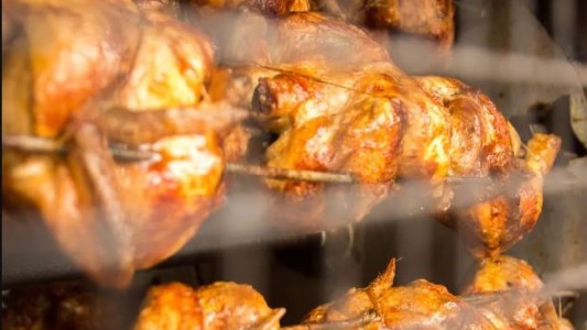 Advierten sobre la estafa del pollo al spiedo: "Lo pueden hacer con cualquier otro local de comidas"