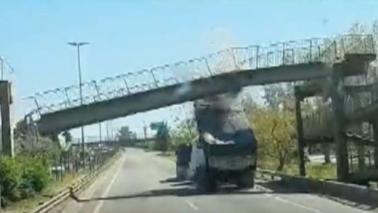 Video: Un camión con la batea levantada chocó contra un puente y lo derribó en la ruta 36