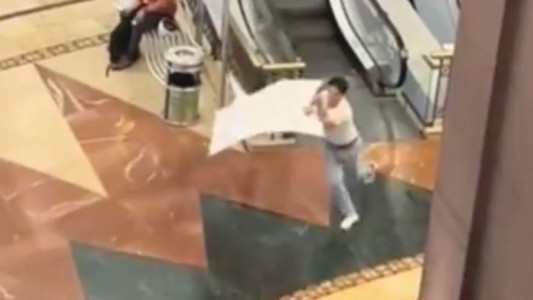 Video: la insólita persecución en un shopping por un cartel de Taylor Swift