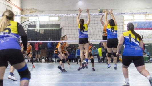 Escándalo en el voleibol: cayó un empresario que organizaba torneos por filmar a nena de 10 años en el baño